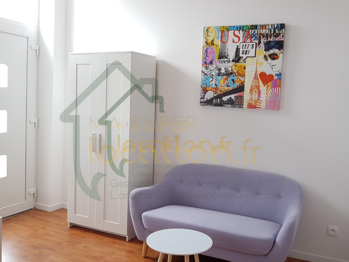 
                                                Location
                                                 Studio meublé de deux pièces rénové