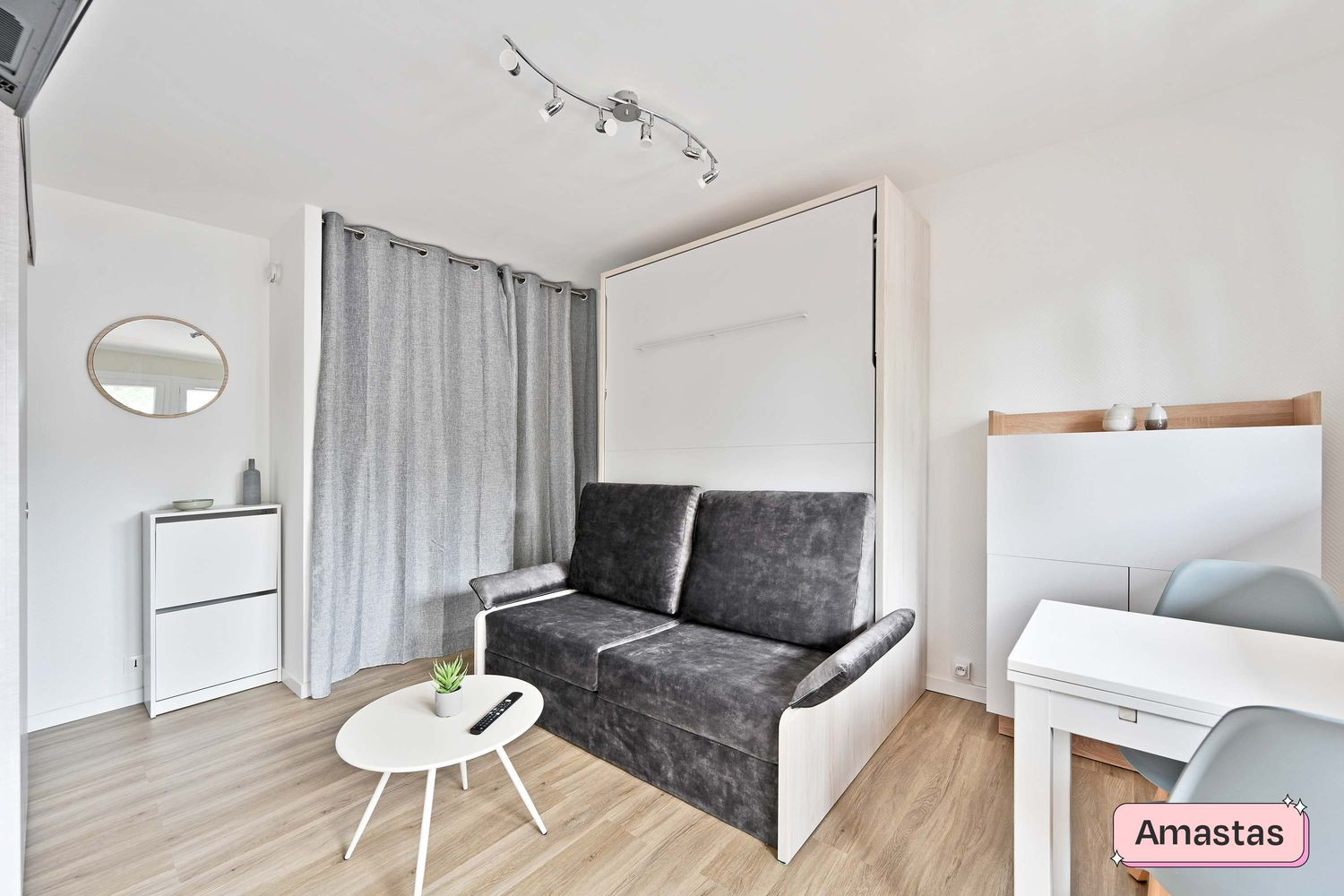 
                                                Location
                                                 Studio meublé dernier étage avec balcon