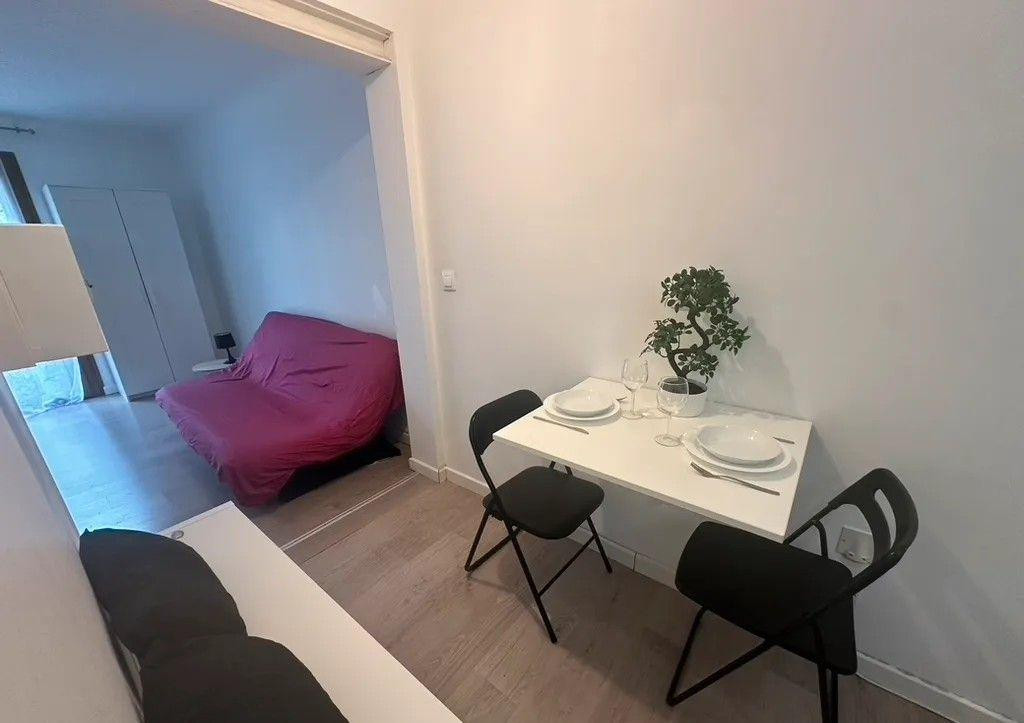 
                                                Location
                                                 Studio Meublé donnant sur Jardin
