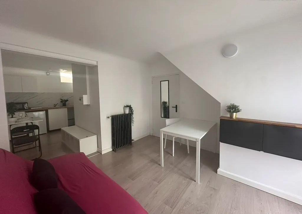 
                                                Location
                                                 Studio Meublé donnant sur Jardin
