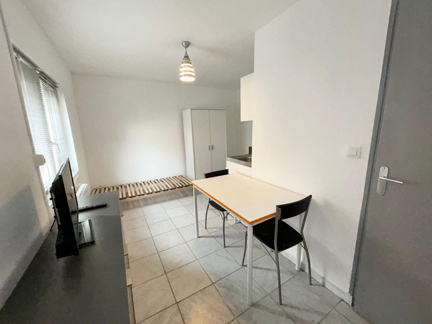 
                                                Location
                                                 Studio meublé – École d’Art Amiens