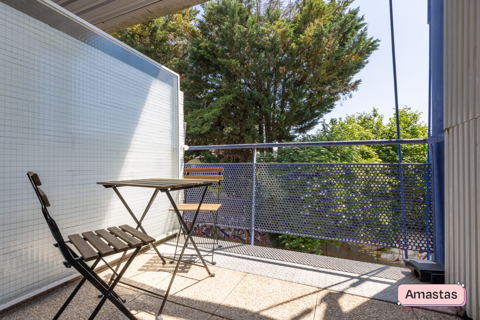 
                                                Location
                                                 Studio meublé en duplex avec balcon + pkg