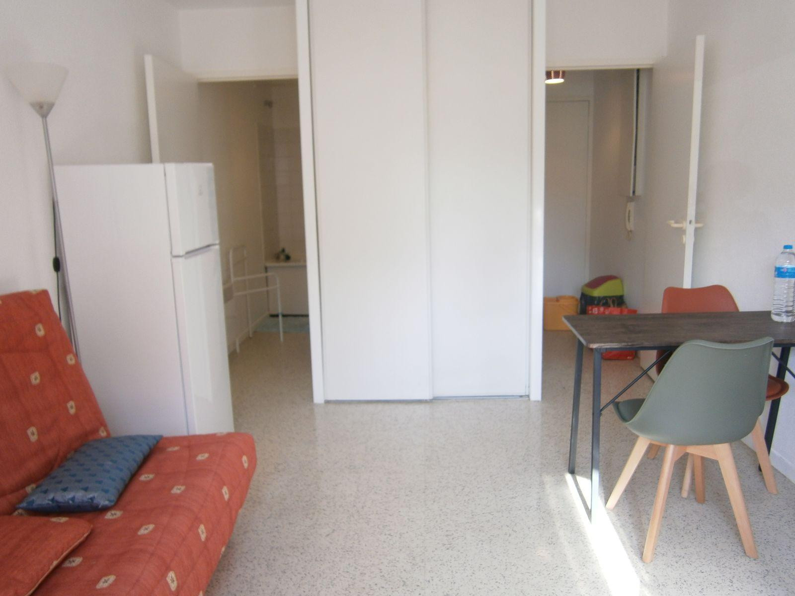 
                                                Location
                                                 Studio meublé en rez de jardin a qq pas des facs