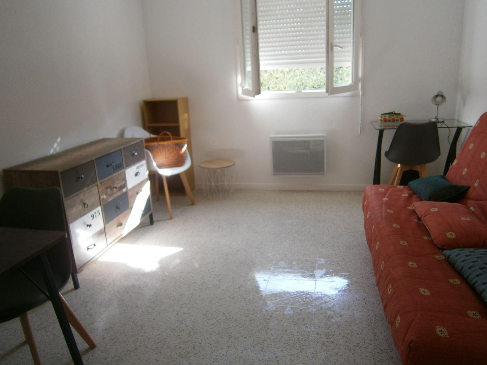 
                                                Location
                                                 Studio meublé en rez de jardin a qq pas des facs