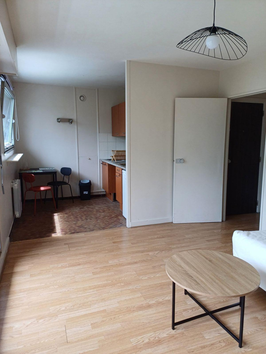 
                                                Location
                                                 Studio meublé ensoleillé proche commerce transport