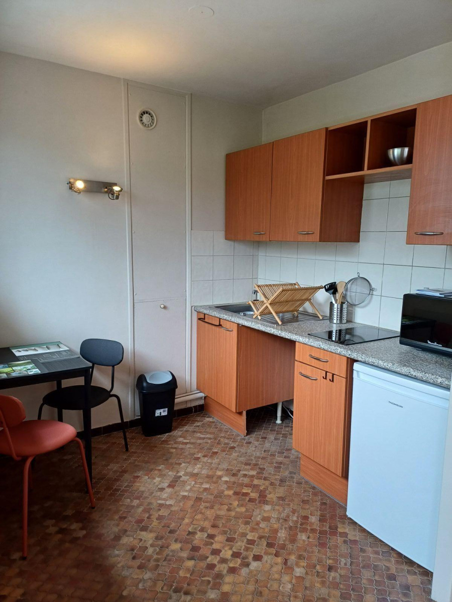 
                                                Location
                                                 Studio meublé ensoleillé proche commerce transport