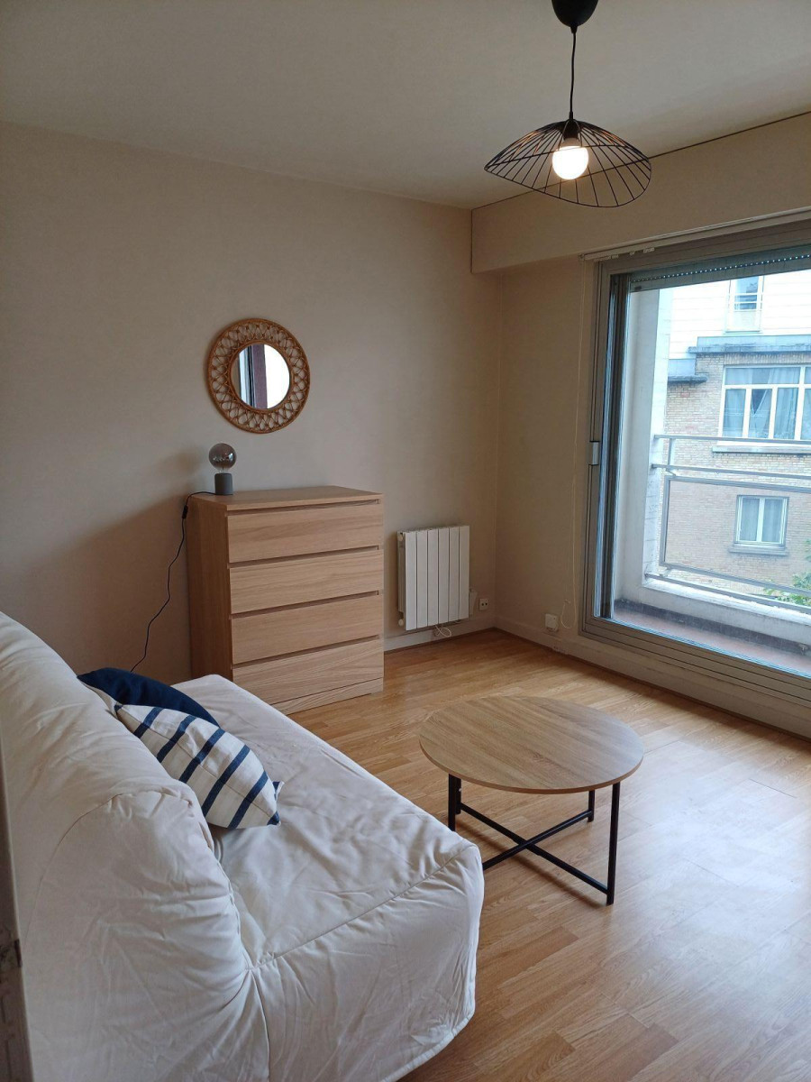 
                                                Location
                                                 Studio meublé ensoleillé proche commerce transport