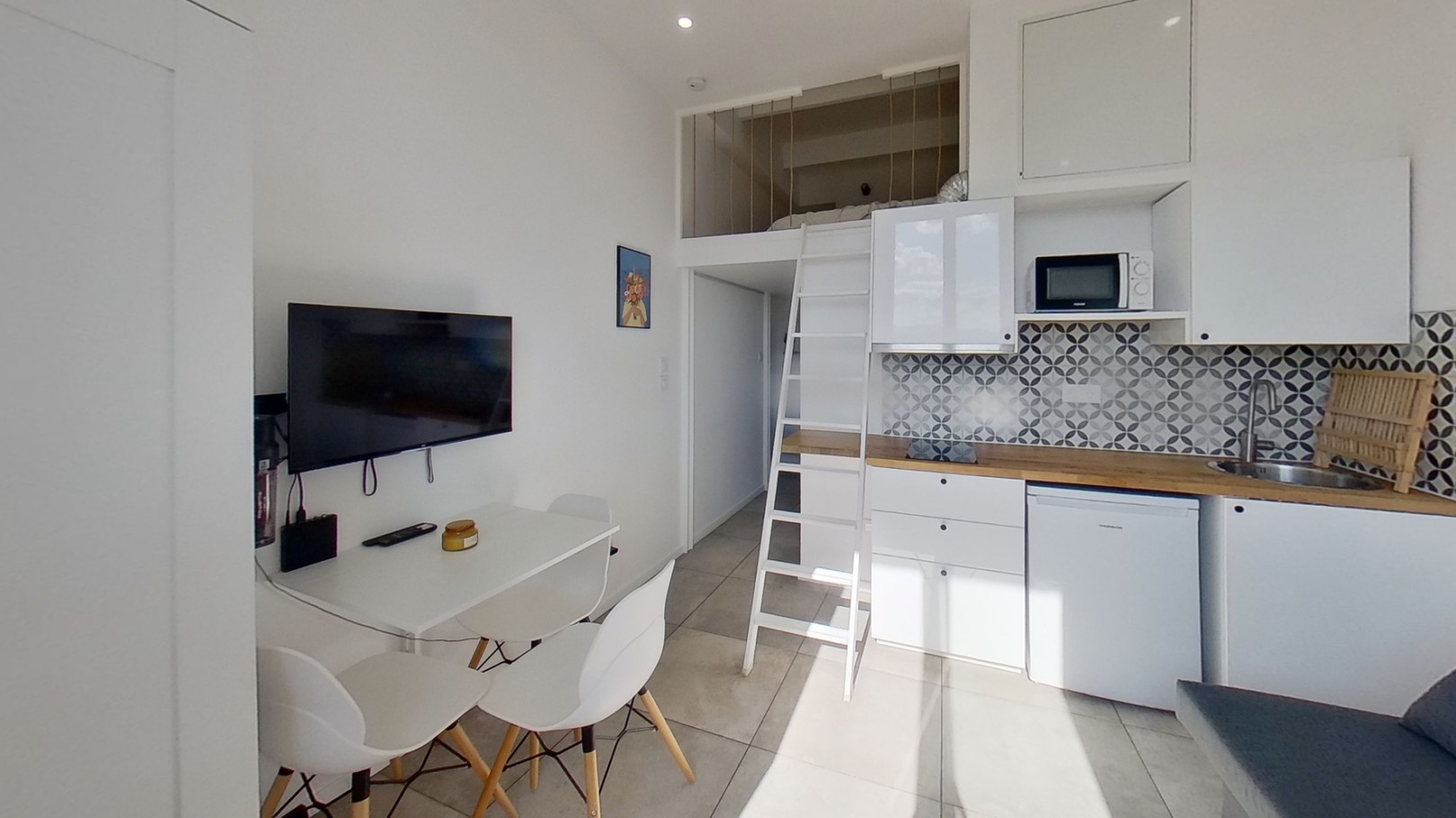 
                                                Location
                                                 Studio meublé, entièrement rénové