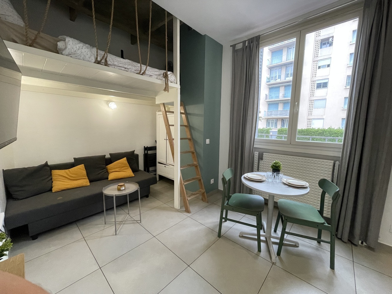
                                                Location
                                                 Studio meublé, entièrement rénové