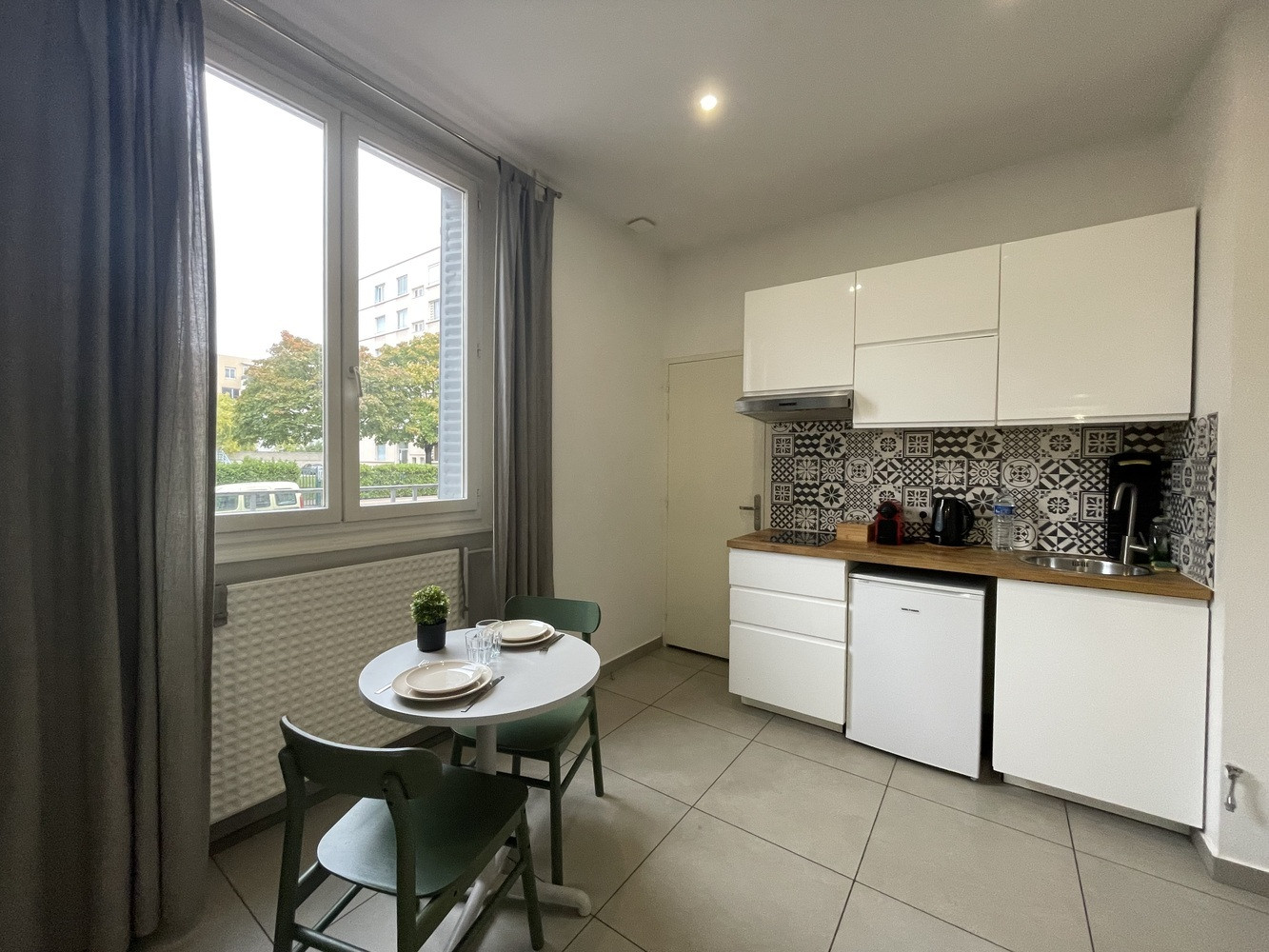 
                                                Location
                                                 Studio meublé, entièrement rénové
