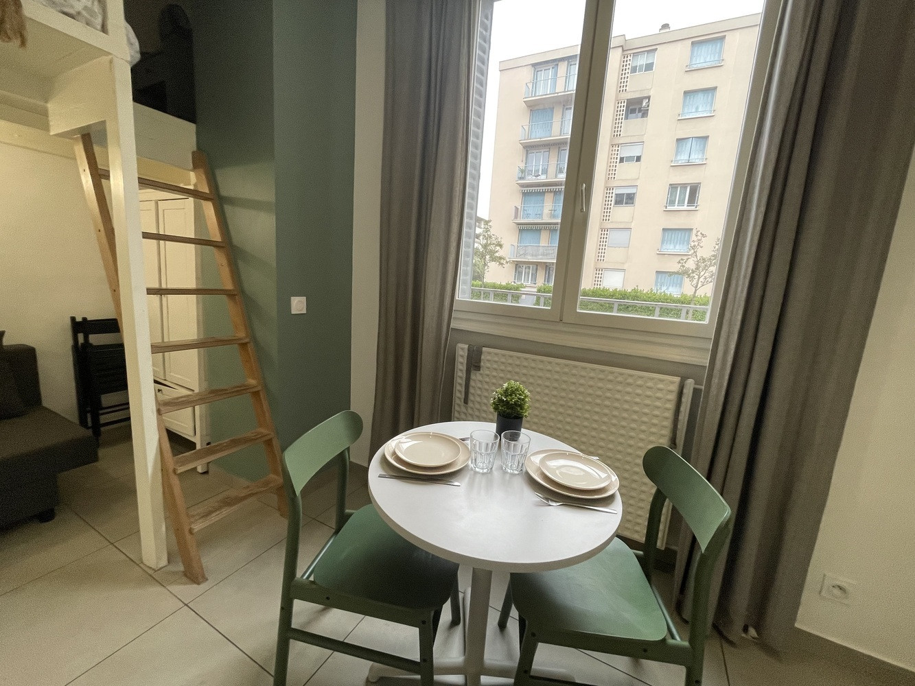 
                                                Location
                                                 Studio meublé, entièrement rénové