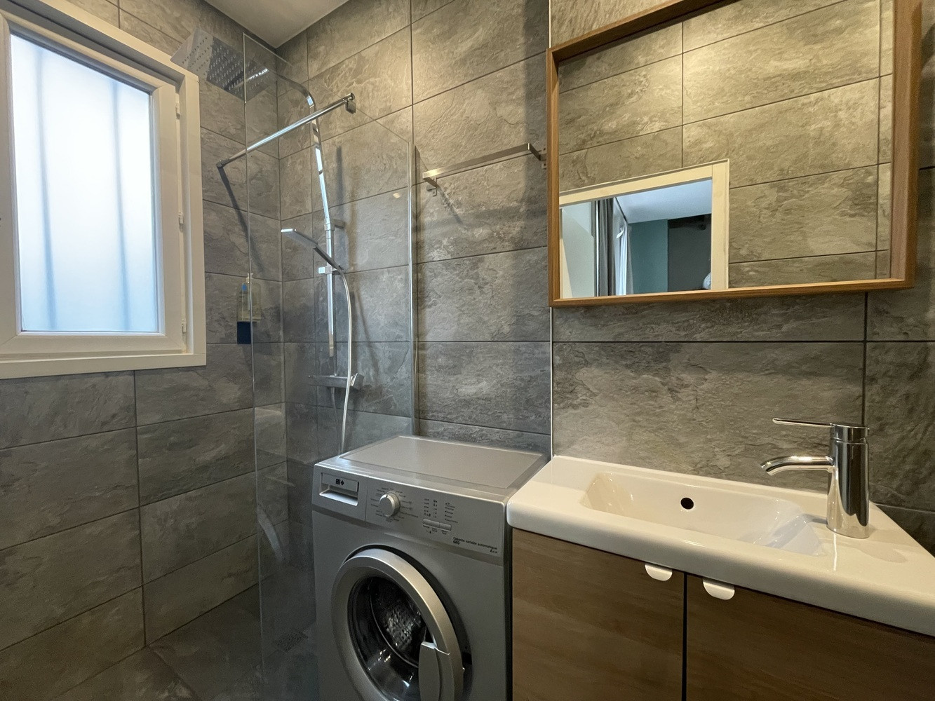
                                                Location
                                                 Studio meublé, entièrement rénové
