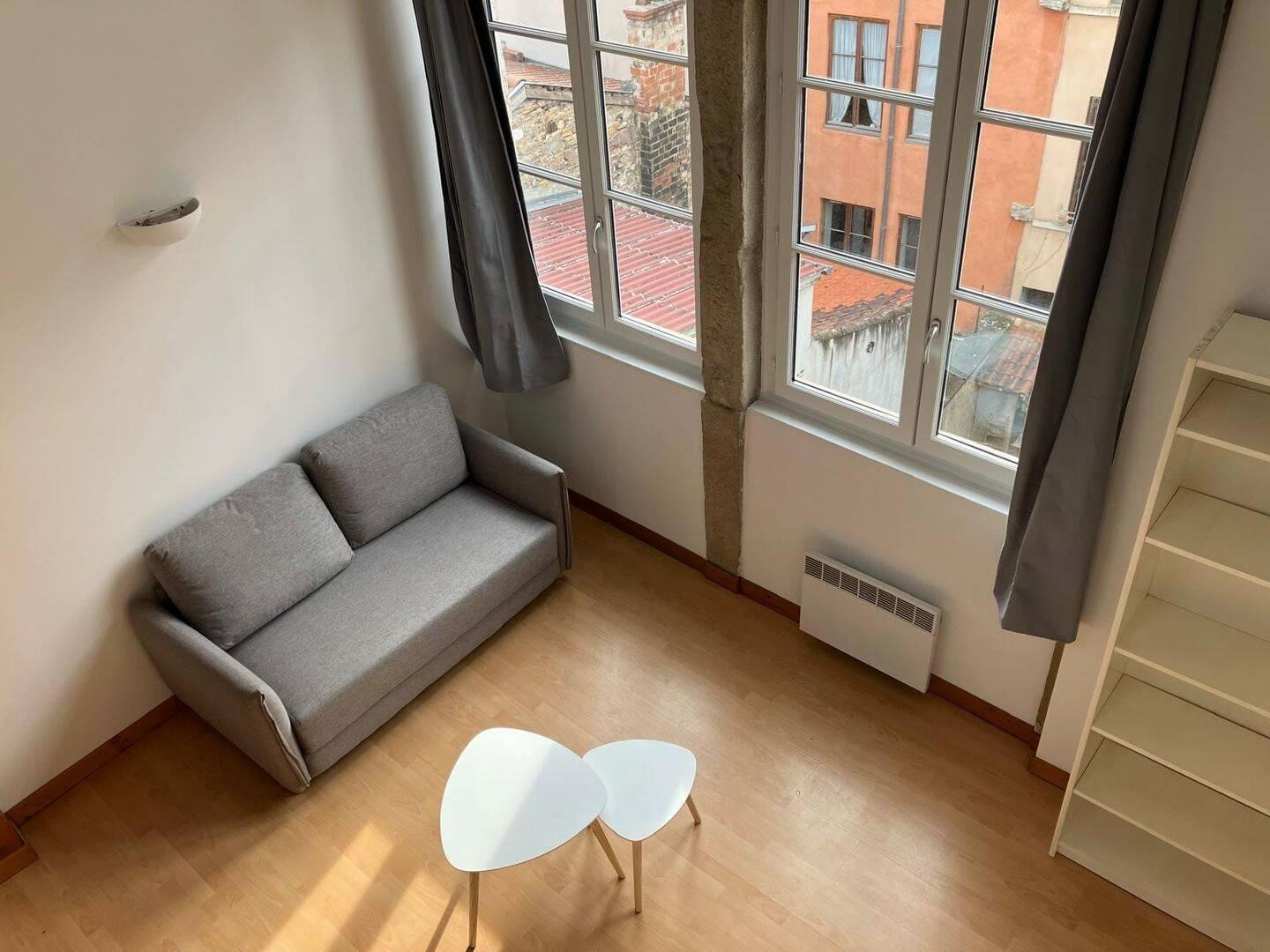 
                                                Location
                                                 Studio meublé entièrement rénové de 40 m2