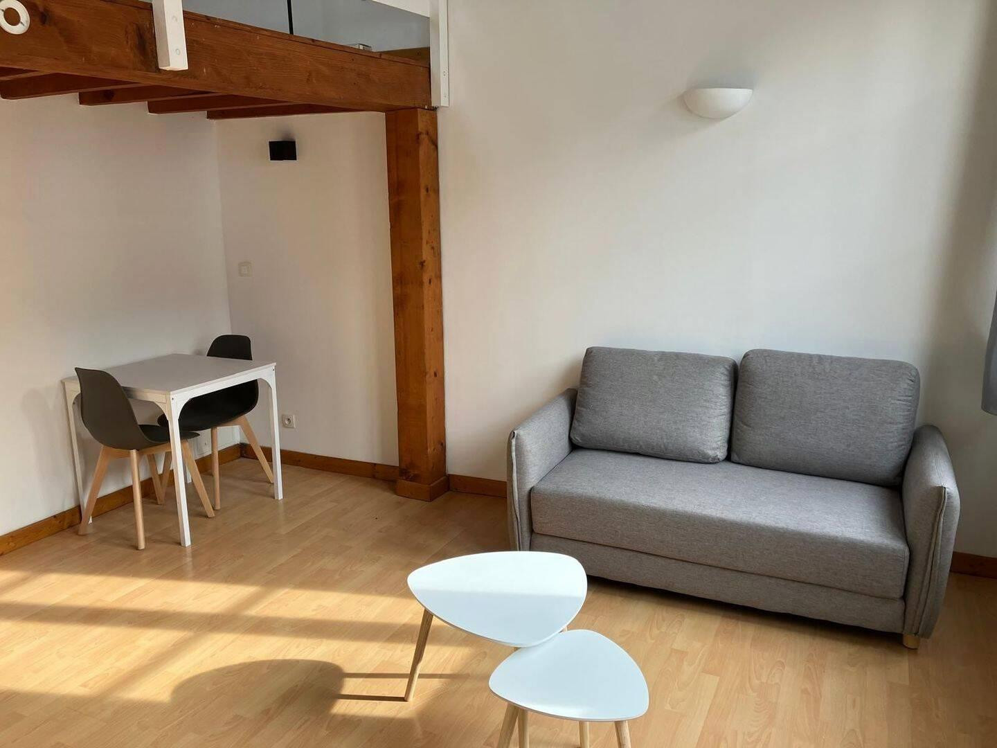
                                                Location
                                                 Studio meublé entièrement rénové de 40 m2