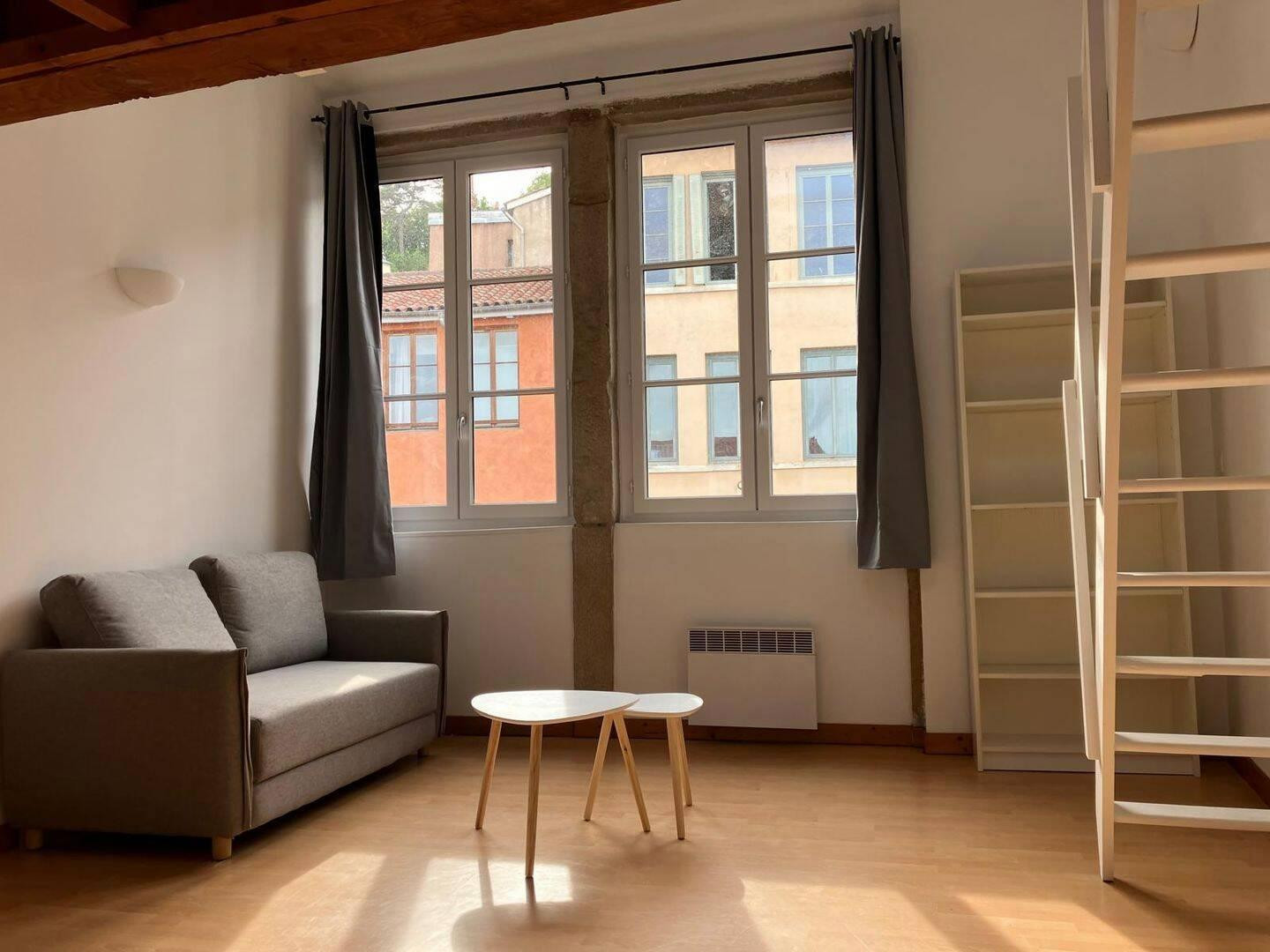 
                                                Location
                                                 Studio meublé entièrement rénové de 40 m2