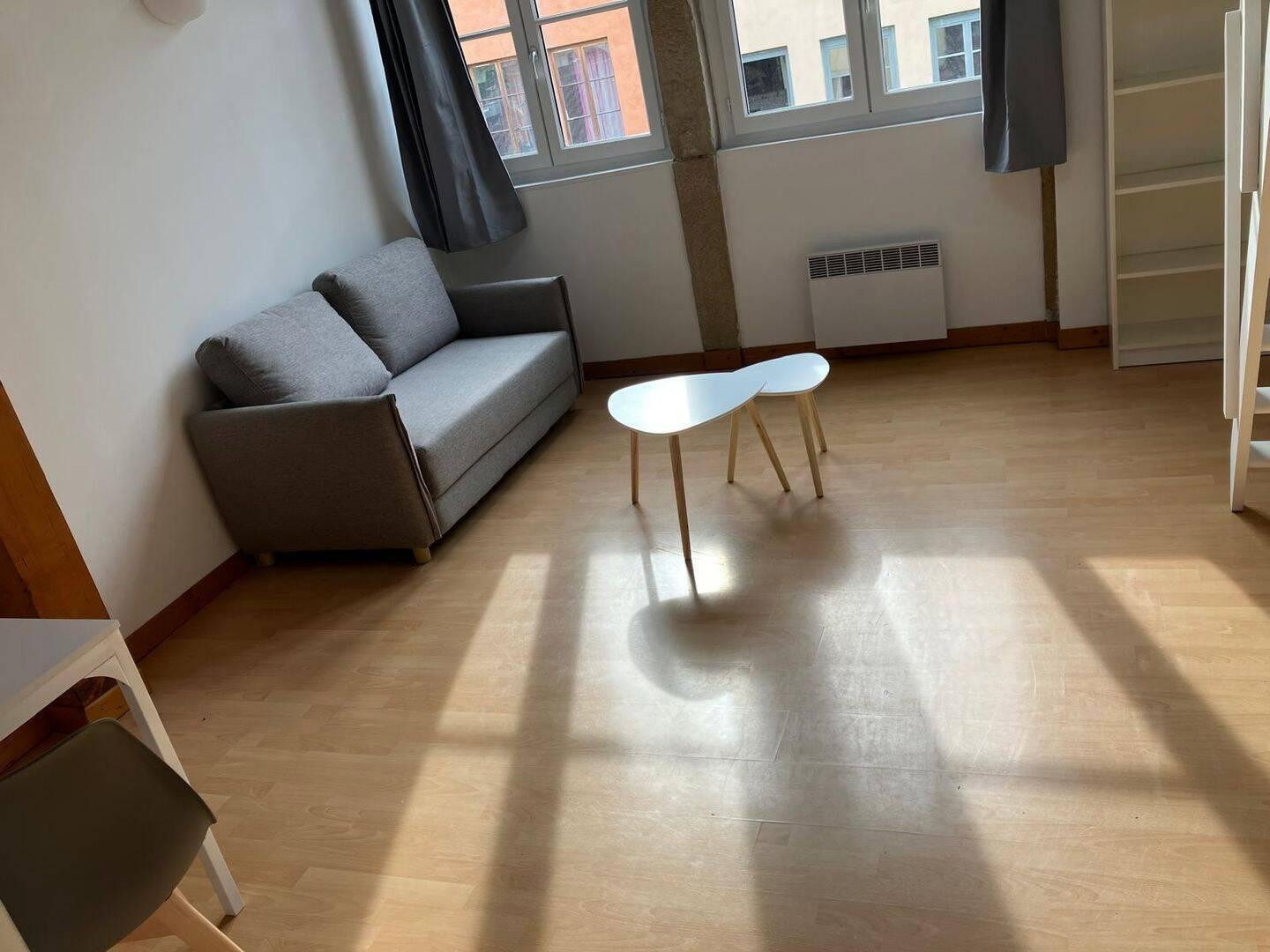 
                                                Location
                                                 Studio meublé entièrement rénové de 40 m2