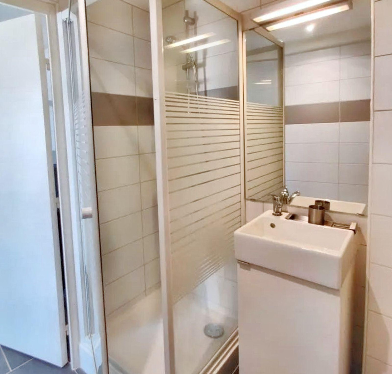 
                                                Location
                                                 Studio meublé et équipé pour étudiants