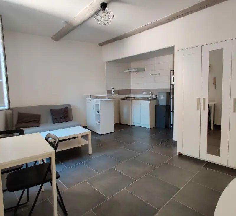 
                                                Location
                                                 Studio meublé et équipé pour étudiants
