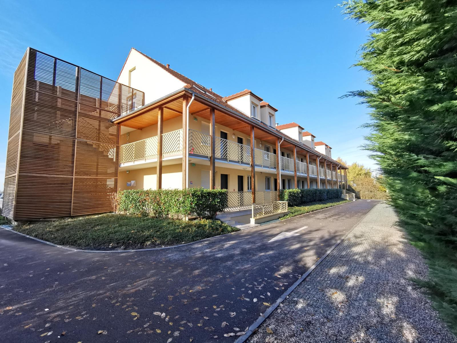 
                                                Location
                                                 Studio meublé et équipé, pret à l'emploi