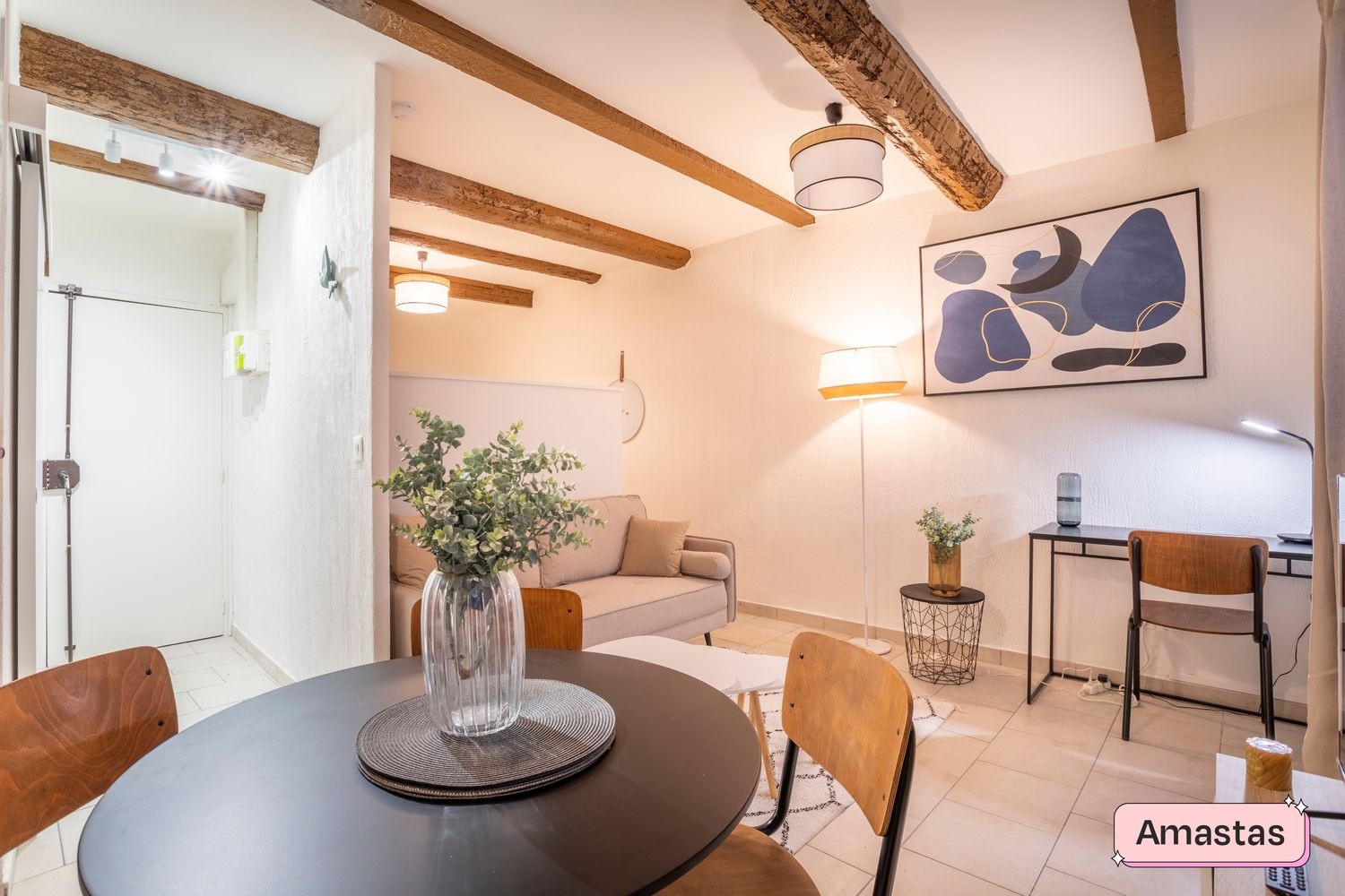 
                                                Location
                                                 Studio meublé et rénové 27 m2 en plein cœur du célèbre quartier du Panier