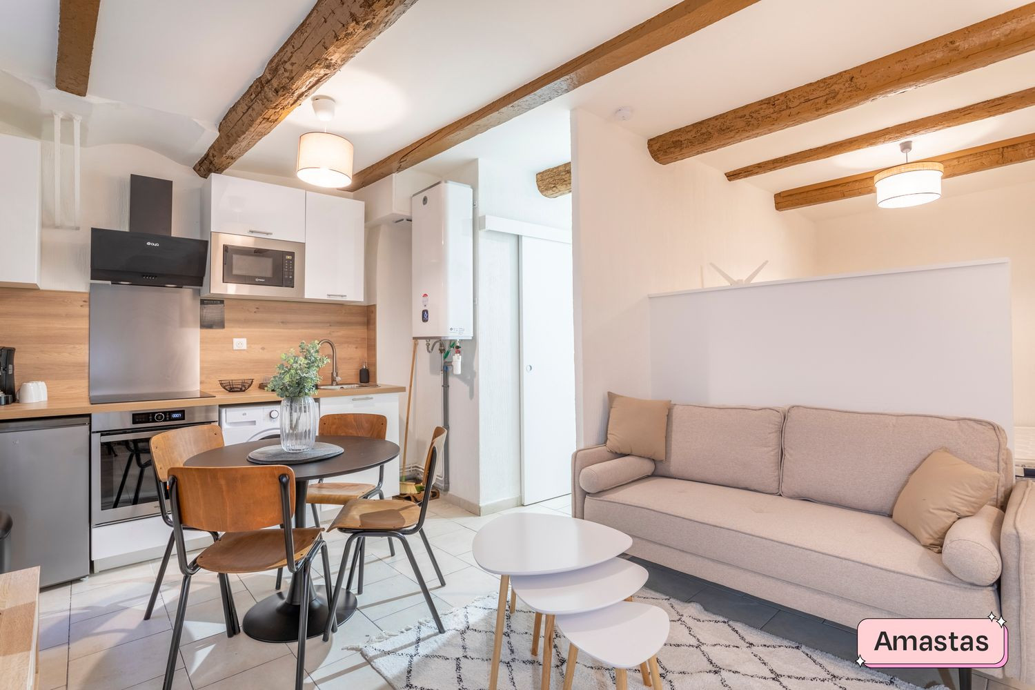 
                                                Location
                                                 Studio meublé et rénové 27 m2 en plein cœur du célèbre quartier du Panier