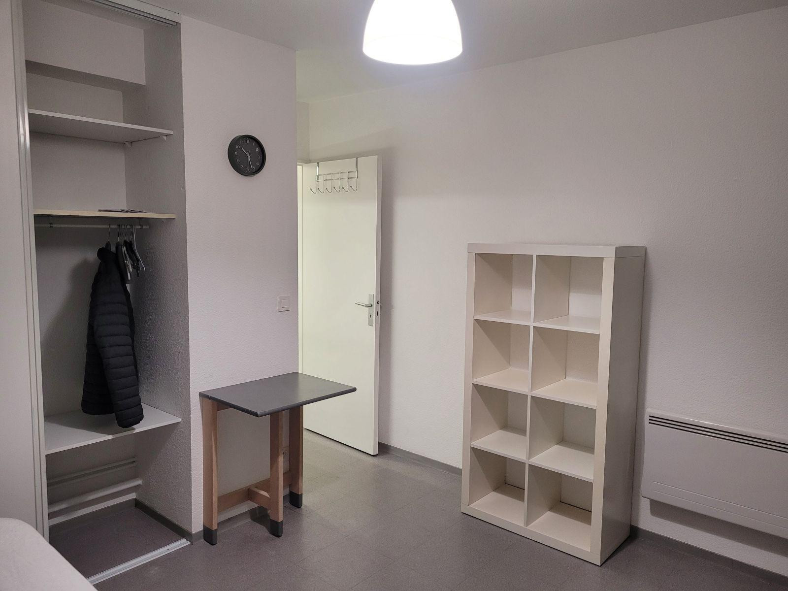 
                                                Location
                                                 Studio meublé étudiant(e), parking, vue dégagée
