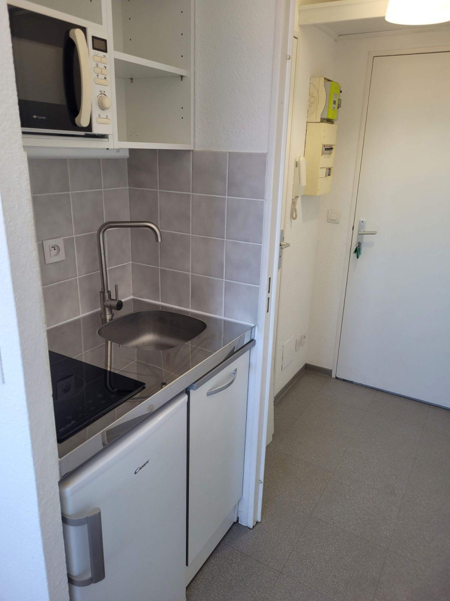 
                                                Location
                                                 Studio meublé étudiant(e), parking, vue dégagée