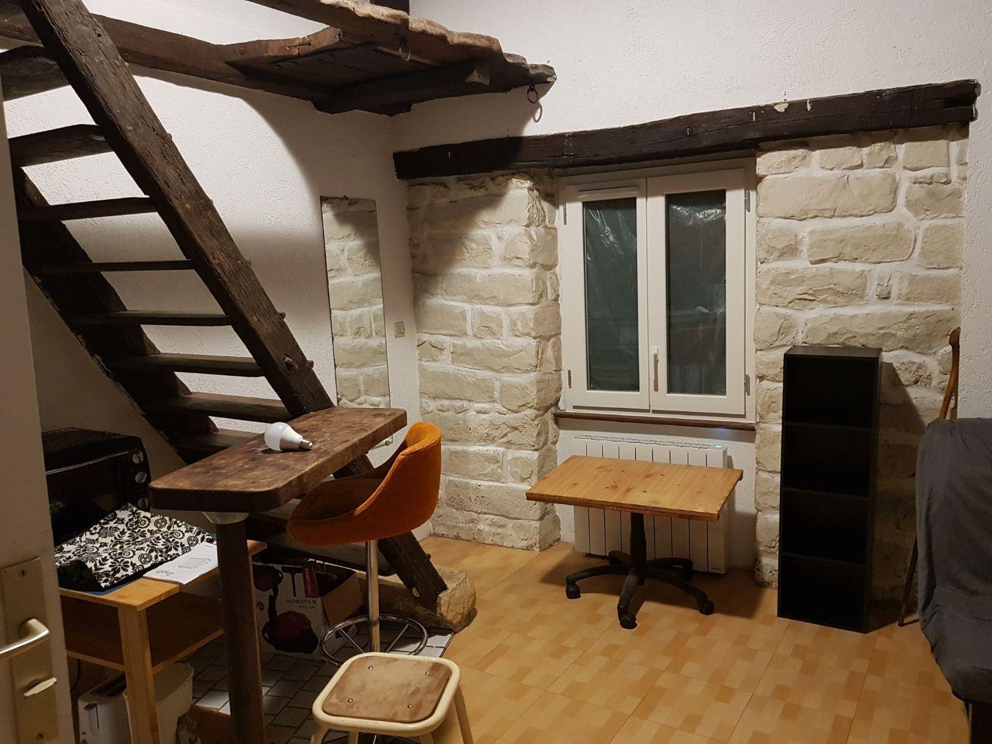 
                                                Location
                                                 Studio meuble excellent emplacement