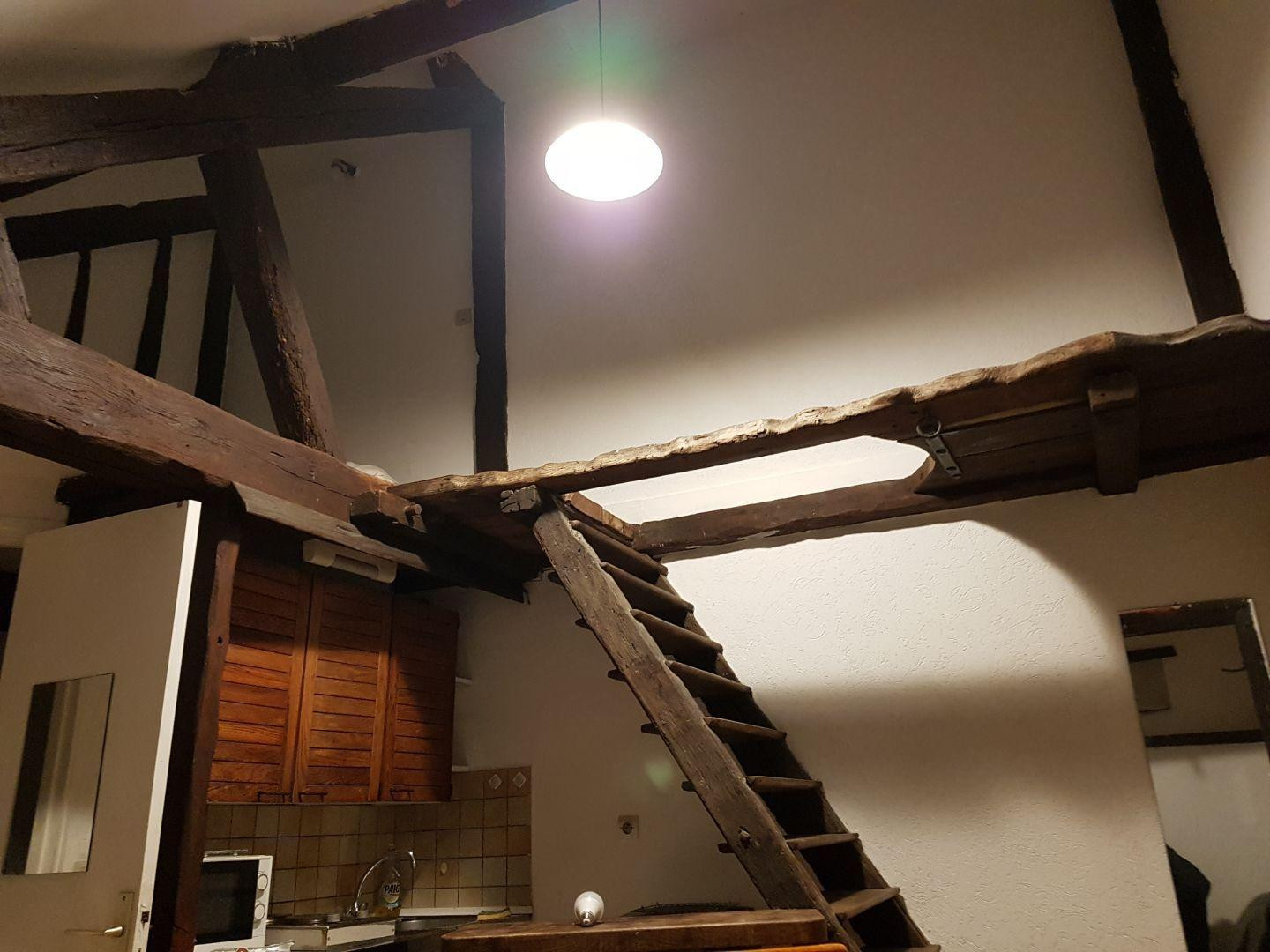 
                                                Location
                                                 Studio meuble excellent emplacement