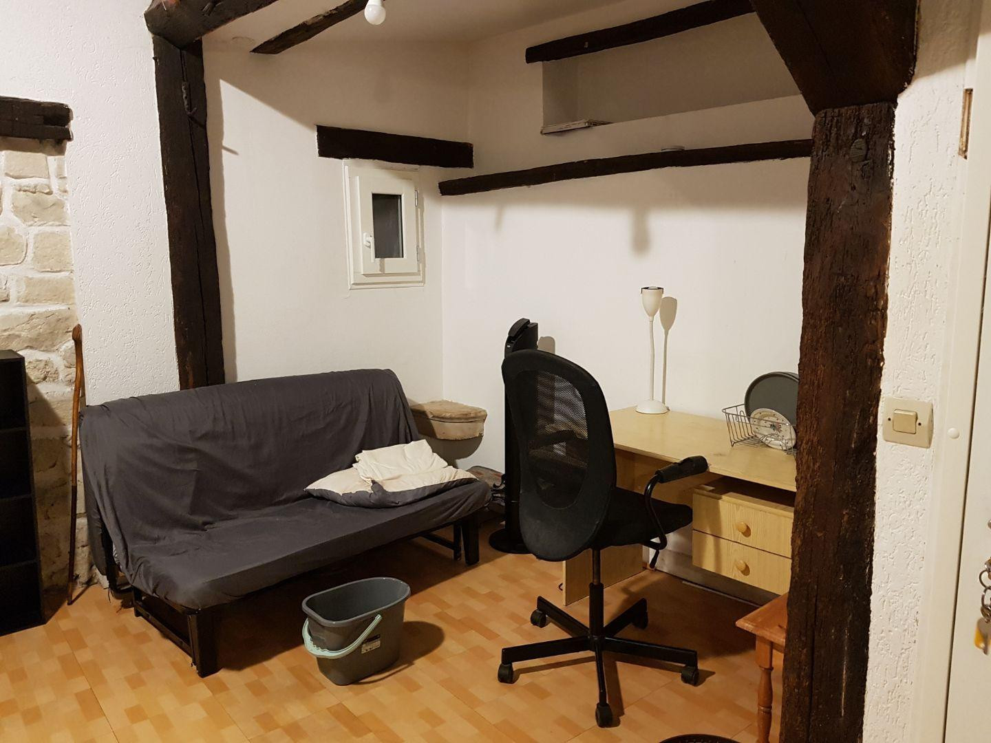 
                                                Location
                                                 Studio meuble excellent emplacement