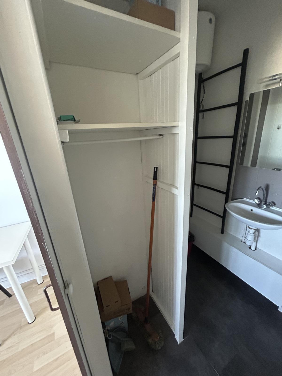 
                                                Location
                                                 Studio meublé fonctionnel 15m² proche fac de droit