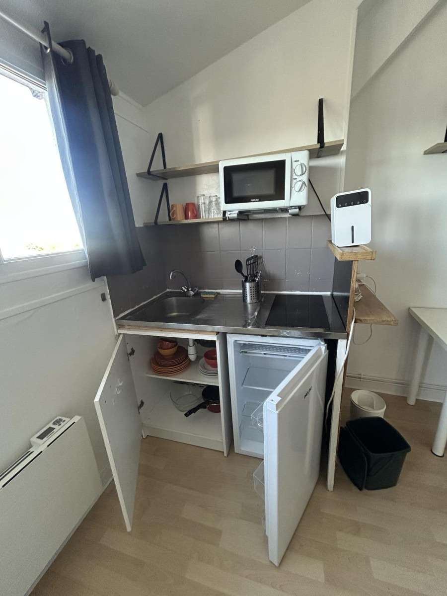 
                                                Location
                                                 Studio meublé fonctionnel 15m² proche fac de droit