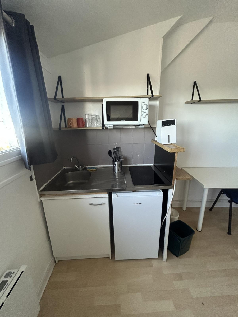 
                                                Location
                                                 Studio meublé fonctionnel 15m² proche fac de droit