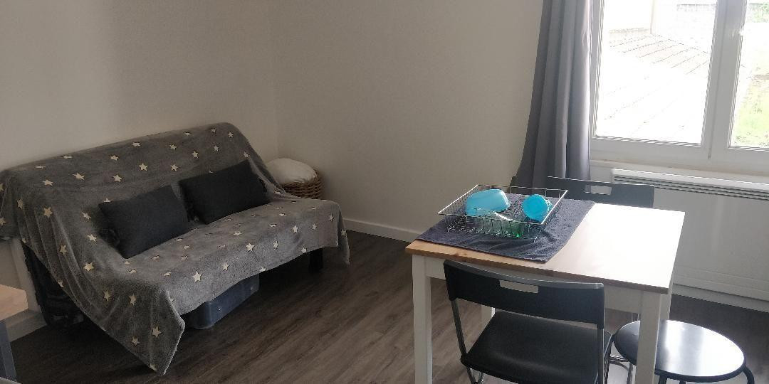 
                                                Location
                                                 Studio meublé, lave/sèche linge et internet