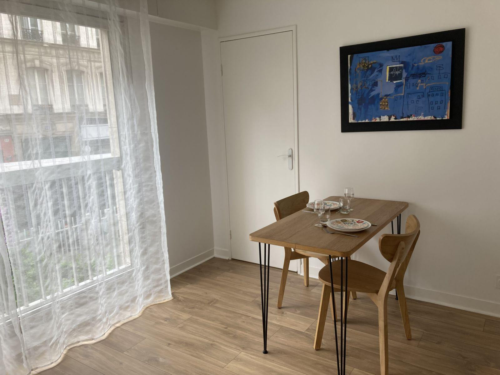 
                                                Location
                                                 Studio meublé lumineux