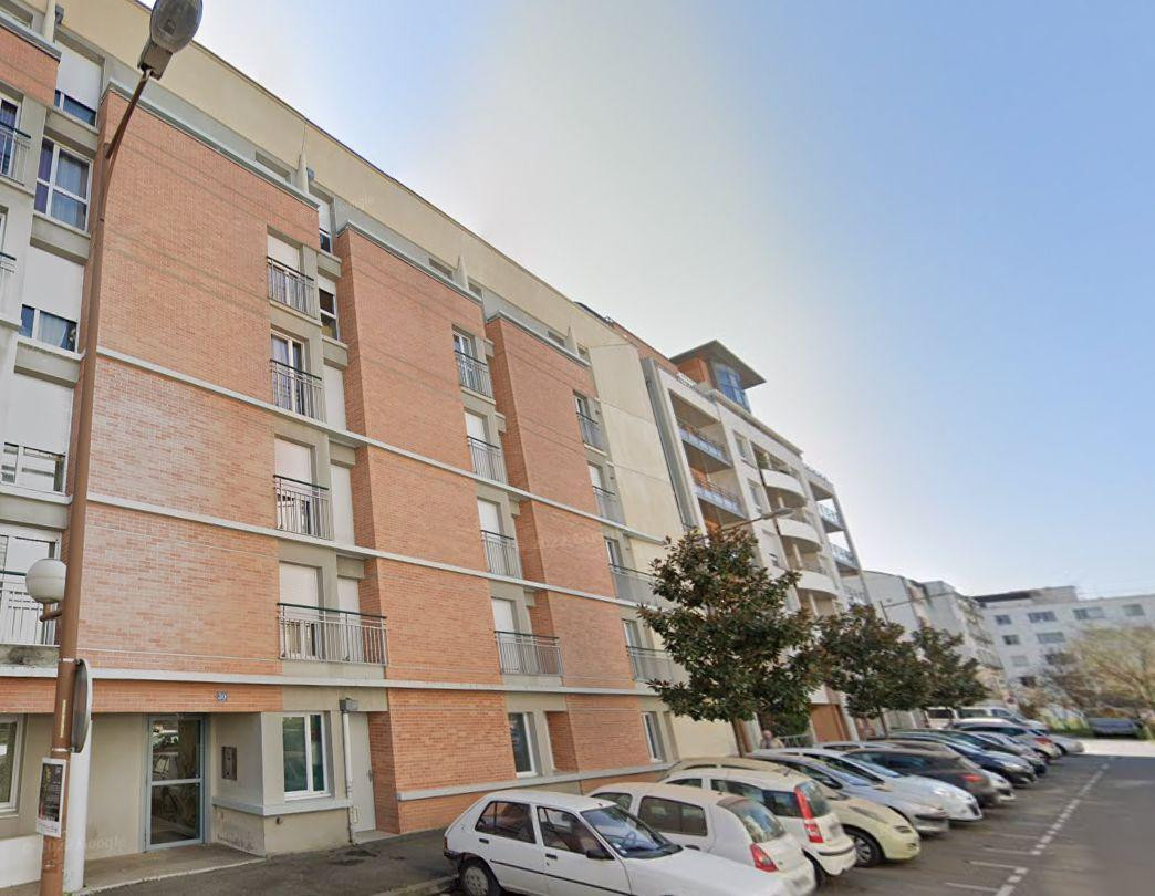 
                                                Location
                                                 Studio meublé lumineux à 2 pas du centre ville