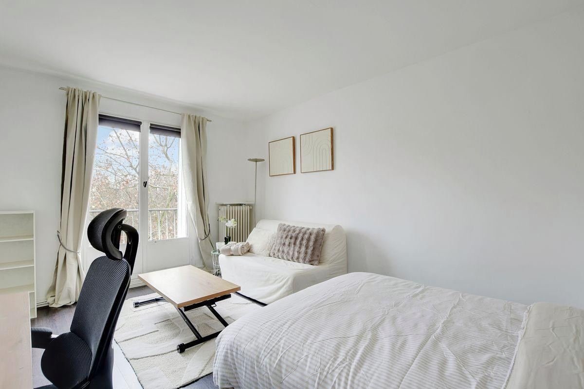 
                                                Location
                                                 Studio meublé lumineux, vue dégagée