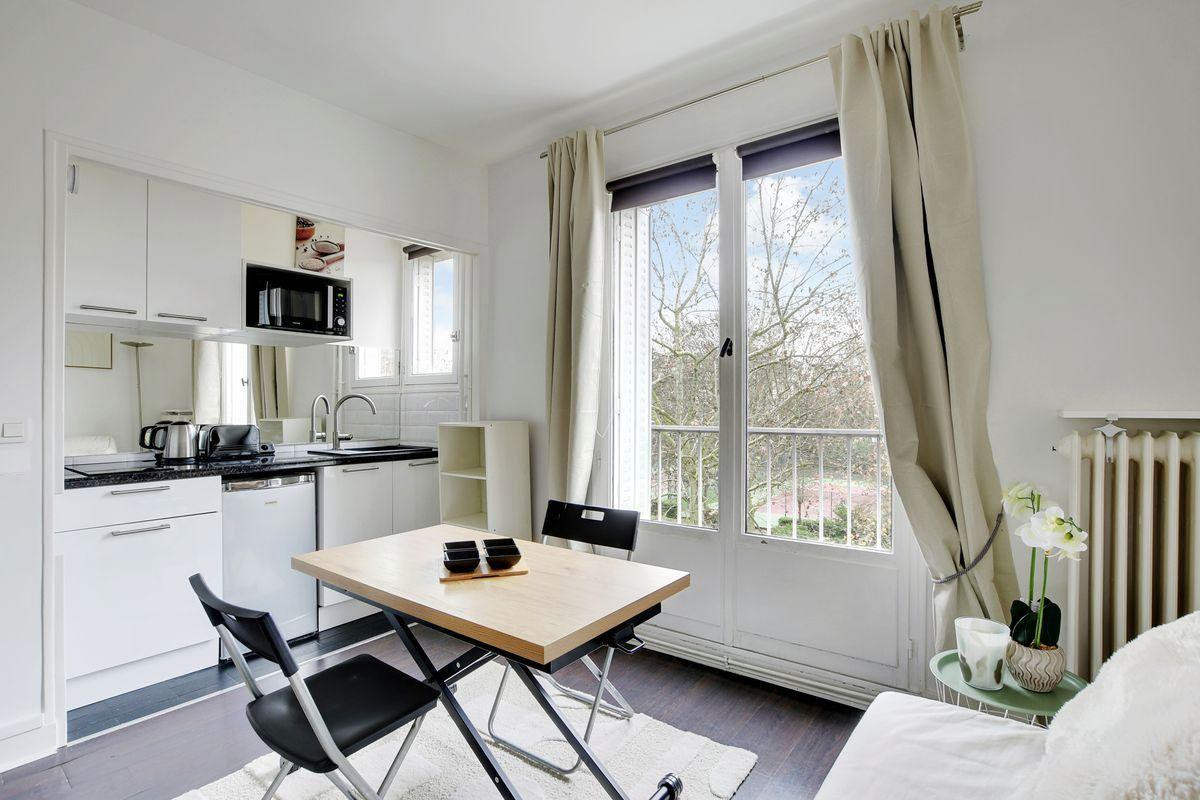 
                                                Location
                                                 Studio meublé lumineux, vue dégagée