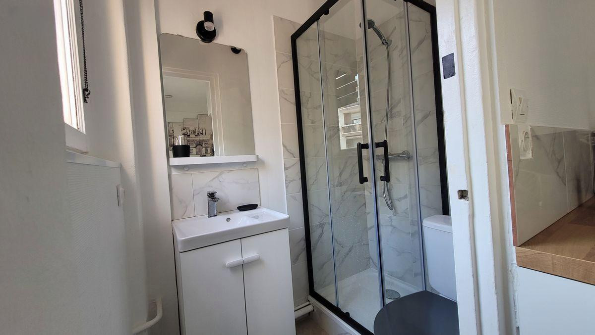 
                                                Location
                                                 Studio Meublé - Métro Gambetta