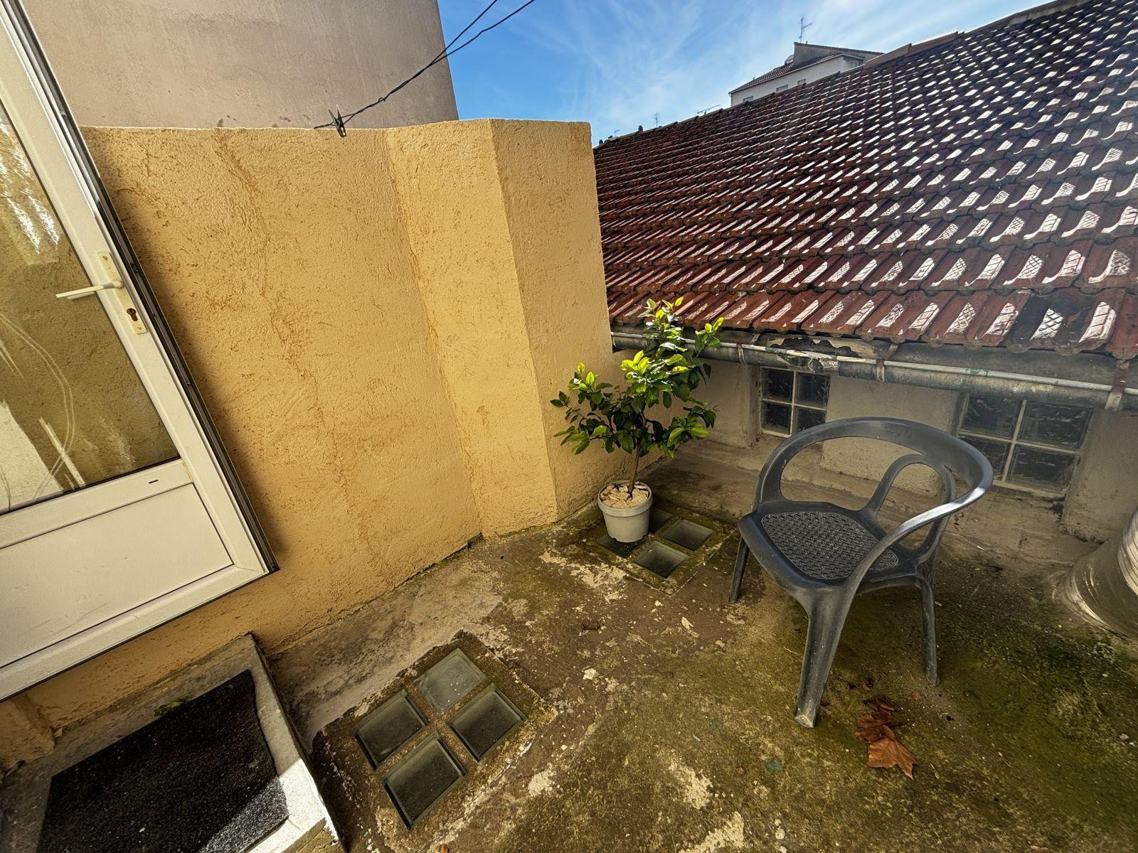 
                                                Location
                                                 Studio meublé mignon avec terrasse cuisine équipée