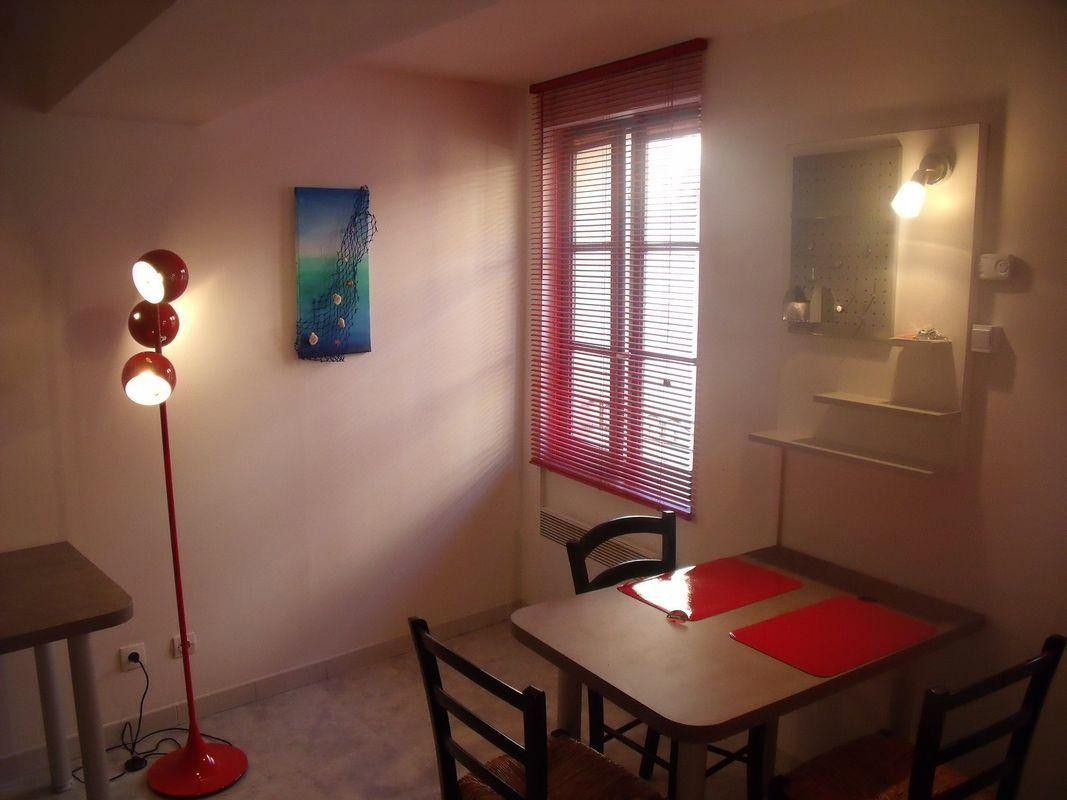 
                                                Location
                                                 Studio meublé pour étudiants