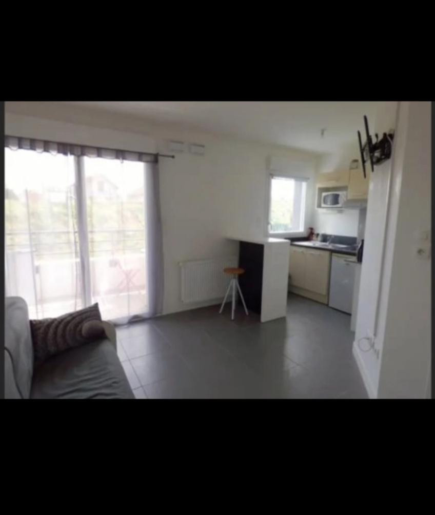 
                                                Location
                                                 Studio meublé proche RER A / Ligne L