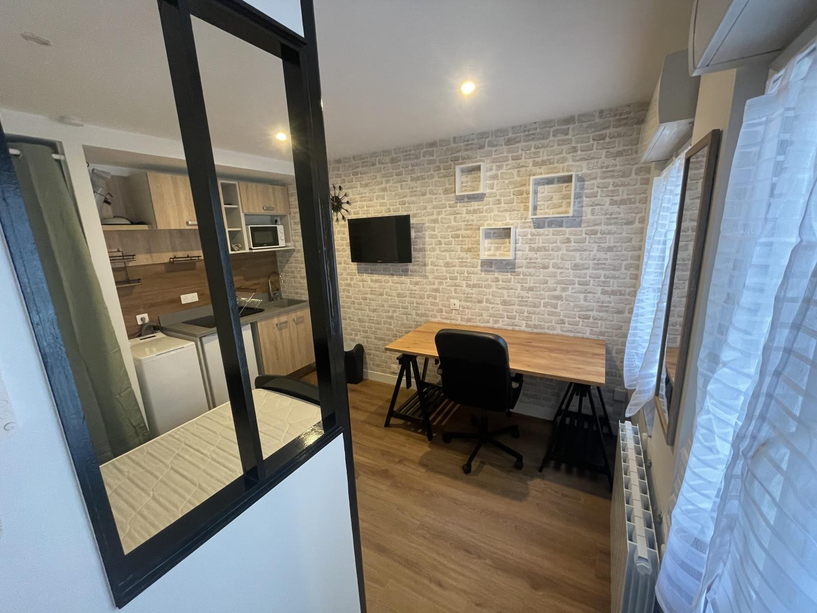 
                                                Location
                                                 Studio Meublé refait à neuf
