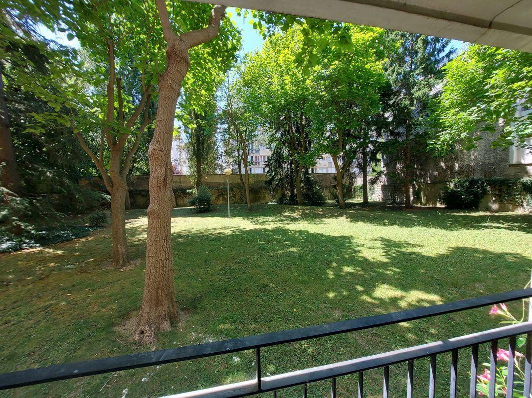 
                                                Location
                                                 Studio meublé refait à neuf au calme dans résidenc