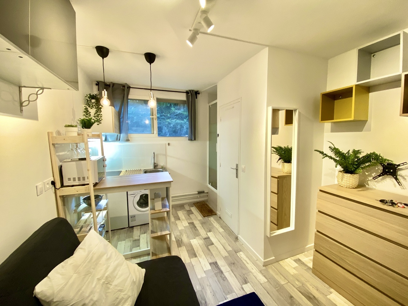 
                                                Location
                                                 Studio meublé, refait à neuf proche gare