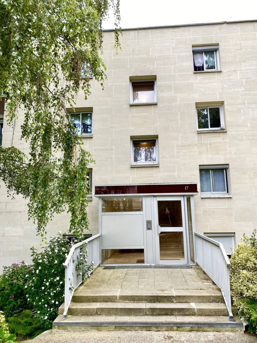 
                                                Location
                                                 Studio meublé, refait à neuf proche gare