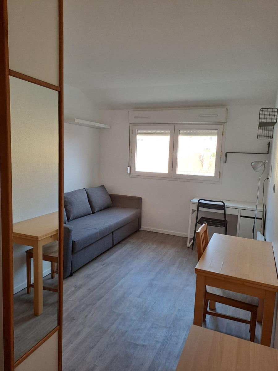 
                                                Location
                                                 Studio meublé refait à neuf- Saxe Gambetta