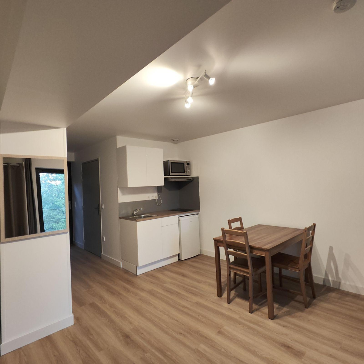 
                                                Location
                                                 Studio meublé refait à neuf vue sur parc