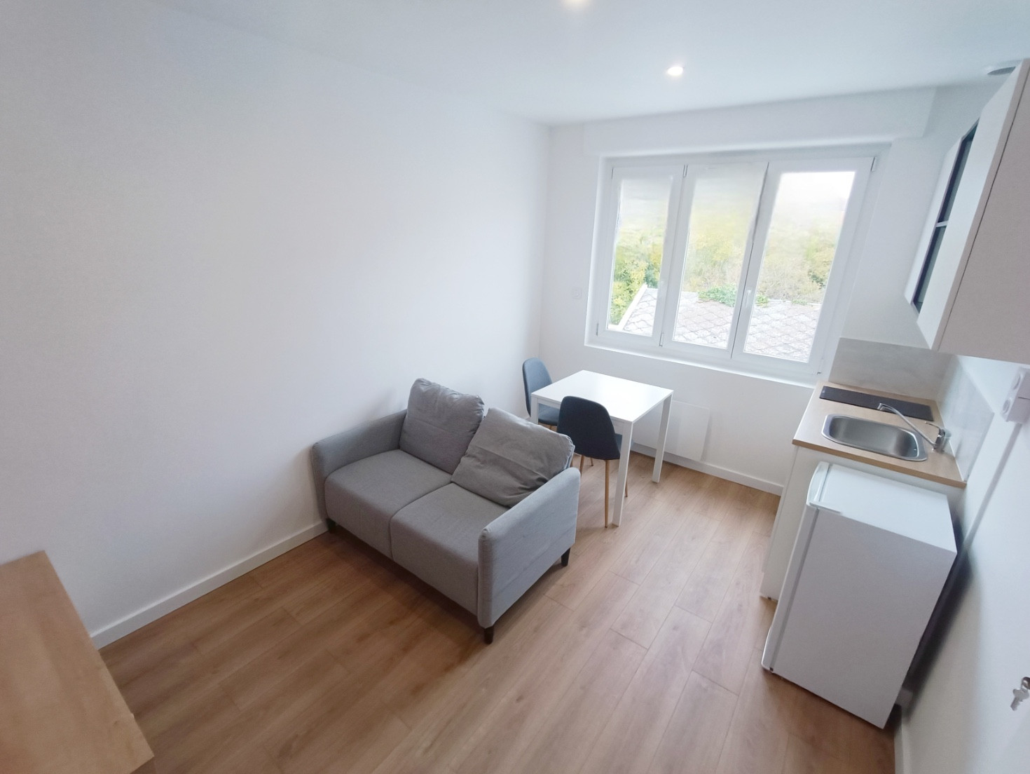 
                                                Location
                                                 Studio meublé rénové 22,96 m2 proche IUT