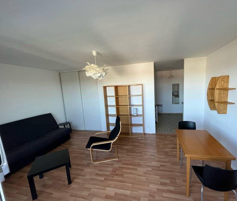 
                                                Location
                                                 Studio meublé rénové 33 m² avec terrasse de 7m²